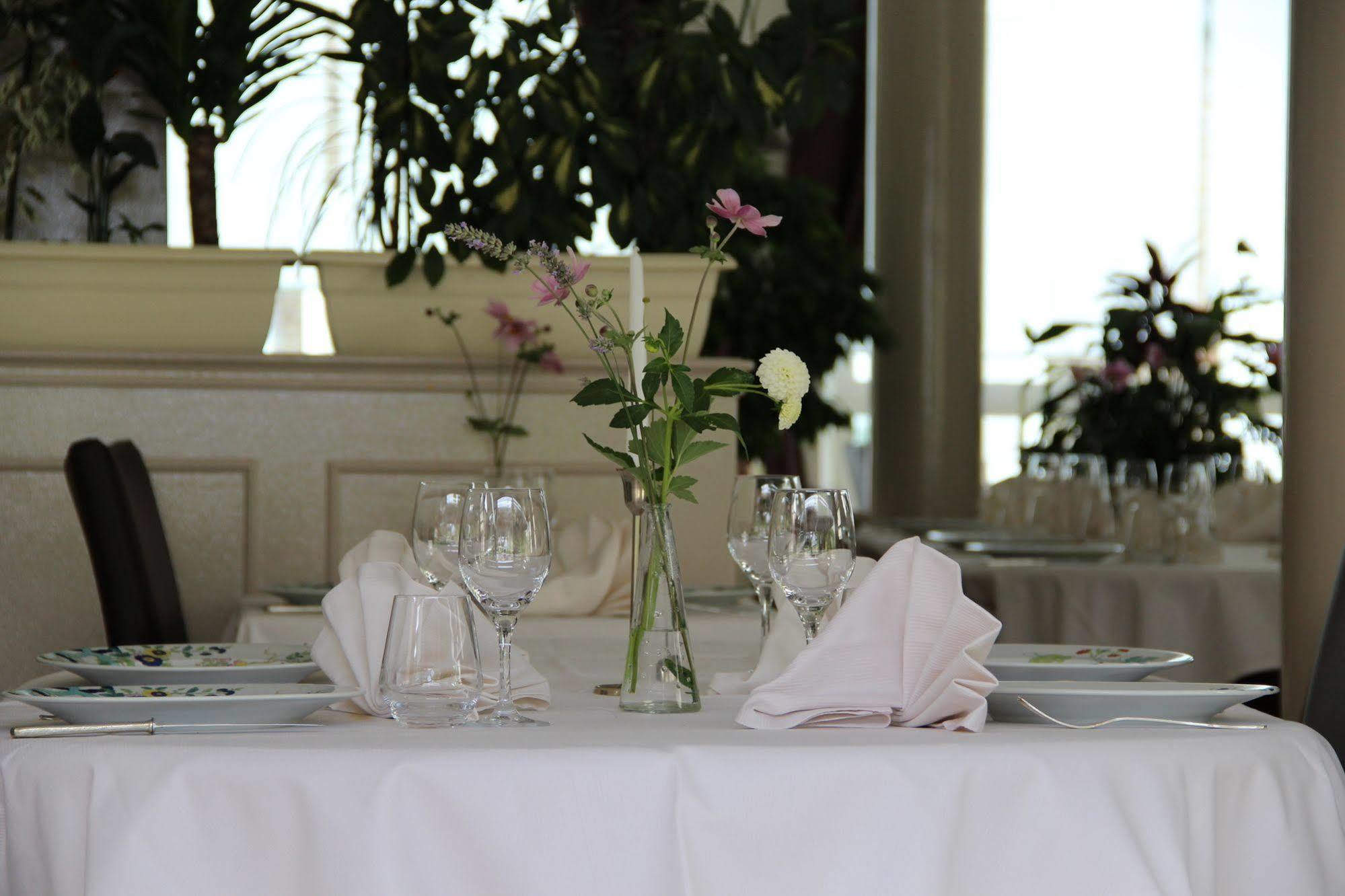 Brit Hotel Le Cygne Saint-Hilaire-du-Harcouët Eksteriør billede